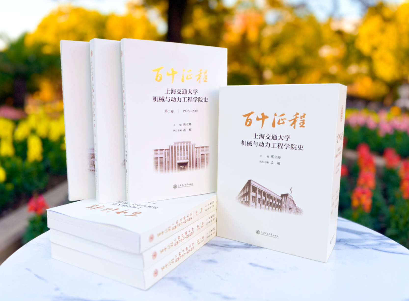 19. 出版《百十征程—suncitygroup太阳集团史》三卷.jpg