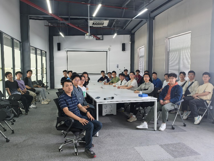 图4会议室中开展班会.png