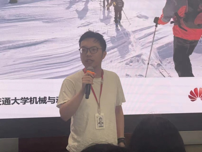 诸葛洵学长分享交流_resized.jpg