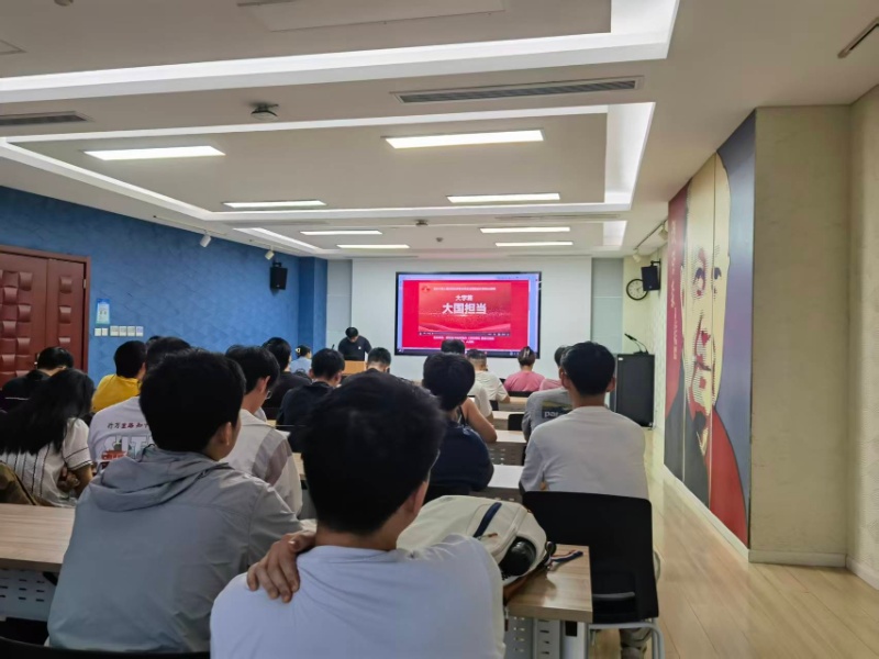 图3：与会成员共同观看学习视频_resized.jpg