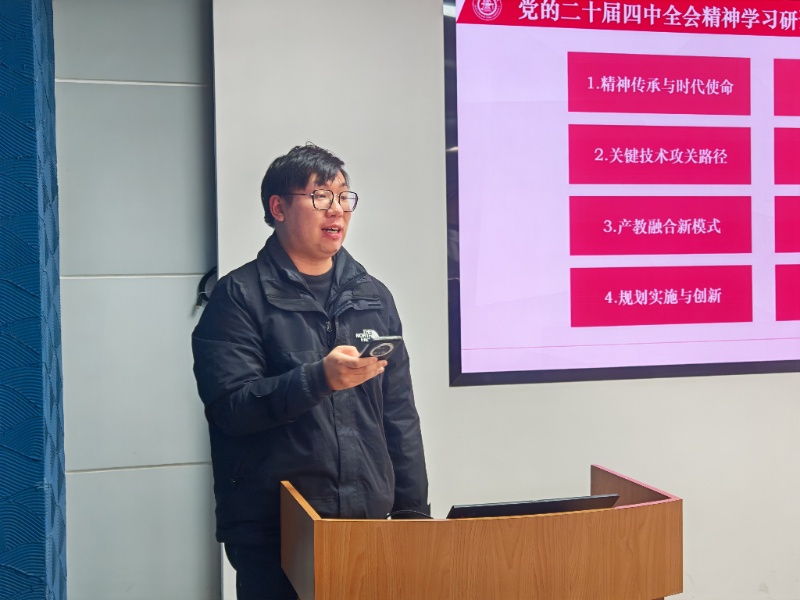 图5 小组代表上台发言-1_resized.jpg